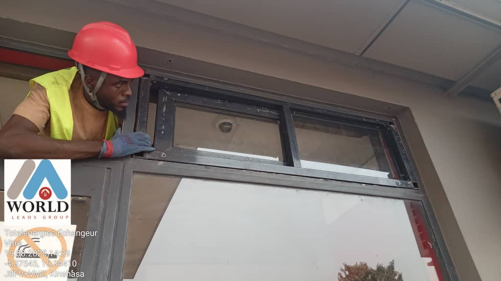 Pendant les travaux - Station-service Echangeur: Remplacement des lamelles par les fenêtres à 1 ouvrant sur une surface totale de 3m²